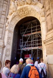 VALENCIA – La Catedral instala andamios en la entrada de su fachada barroca para restaurar la Puerta de los Hierros