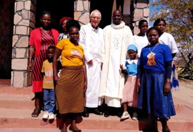 VALENCIA – Un sacerdote inglés misionero en Zimbabue pide ayuda en Valencia para crear un huerto con el que alimentar a familias y niños malnutridos