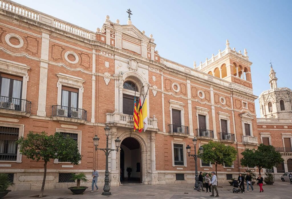CATÓLICOS EN VALENCIA – Las banderas del Arzobispado ondean a media asta en señal de duelo por las víctimas