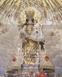 CATÓLICOS EN VALENCIA – La imagen de la Virgen de los Desamparados luce un crespón negro en duelo por los fallecidos por la DANA