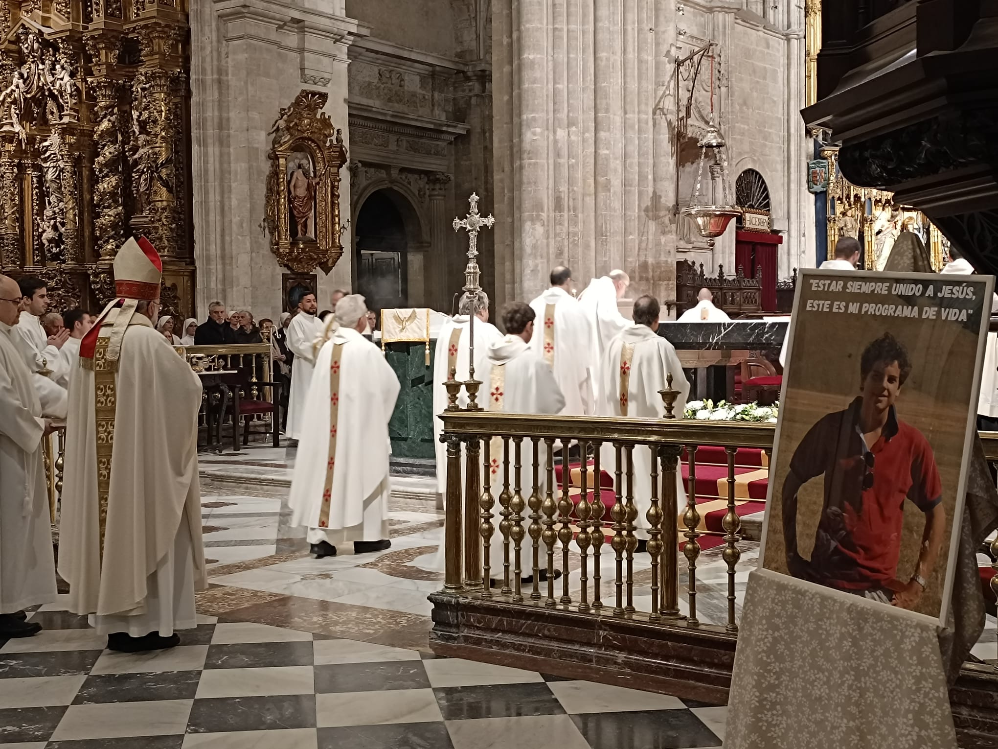 CATÓLICOS DE ASTURIAS – Mons. Jesús Sanz recibe, en la Catedral, la reliquia de Carlo Acutis para la diócesis
