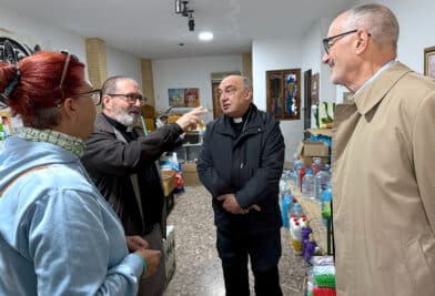 CATÓLICOS EN VALENCIA – El Prefecto del Dicasterio para el Servicio del Desarrollo Humano Integral del Vaticano inicia en Benetússer su visita a las zonas afectadas por la DANA
