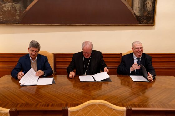 CATÓLICOS EN SEVILLA – Firma de convenio entre la Archidiócesis, Consejo y Grupo Concesur para la celebración del II Congreso Internacional de Hermandades y Piedad Popular