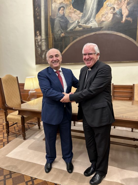 CATÓLICOS EN SEVILLA – Firma de convenio entre la Archidiócesis, Consejo y CaixaBank para la celebración del II Congreso Internacional de Hermandades y Piedad Popular