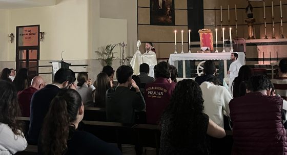 CATÓLICOS EN SEVILLA – Benedicat, jóvenes que adoran al Señor
