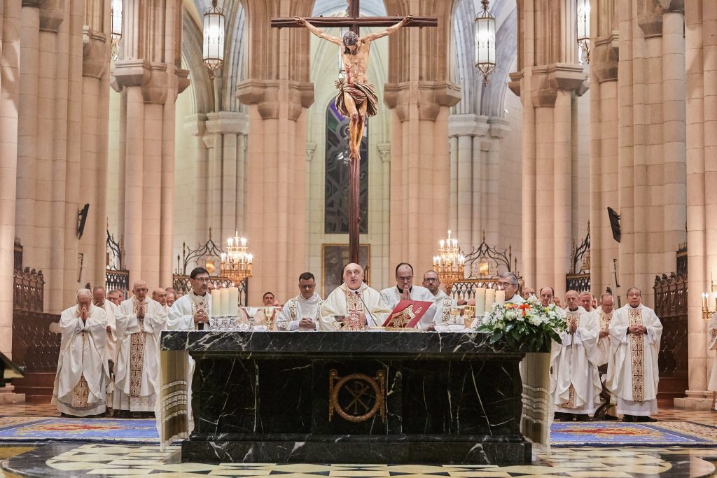 CATÓLICOS EN ÁVILA – Eucaristía en memoria de las víctimas de la DANA en la catedral de la Almudena