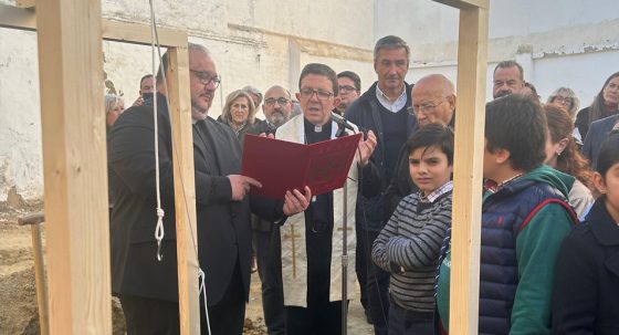 CATÓLICOS EN SEVILLA – Monseñor Valdivia bendice la primera piedra del Centro Pastoral Parroquial ‘San José’ de Salteras