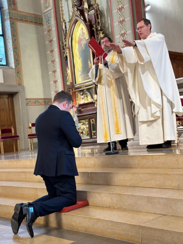 CATÓLICOS EN FERROL – “Gracias, gracias, gracias. Para siempre, siempre, siempre”. Profesión perpetua de Salvador Ferrandis Bellvís