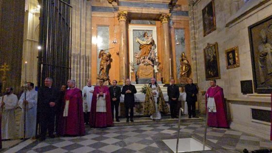 CATÓLICOS EN SEVILLA – Los restos mortales del cardenal Ayuso reposan ya en la Catedral de Sevilla