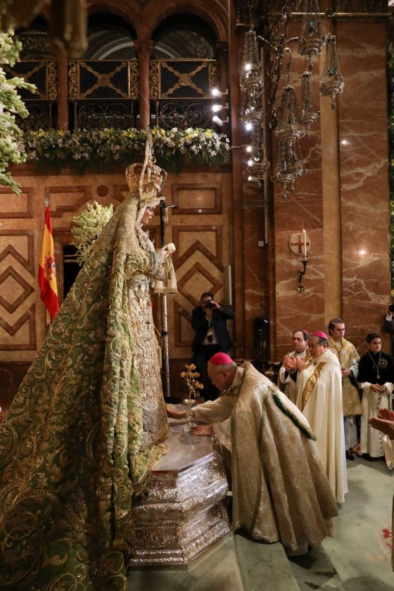 CATÓLICOS EN SEVILLA – Monseñor Edgar Peña entrega la Rosa de Oro a la Esperanza Macarena en un emotivo acto