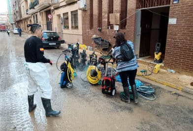 CATÓLICOS EN VALENCIA – Envían 40 máquinas hidrolimpiadoras para eliminar fango en Catarroja, a iniciativa de voluntarios en Madrid