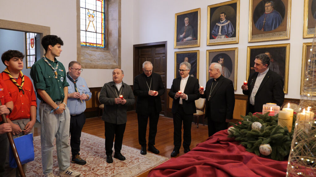 CATÓLICOS DE LUGO – Los obispos de Galicia reciben la Luz de Belén