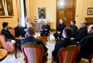 CATÓLICOS EN VALENCIA – El Arzobispo recibe a los sacerdotes de la Vicaría Episcopal en Roma