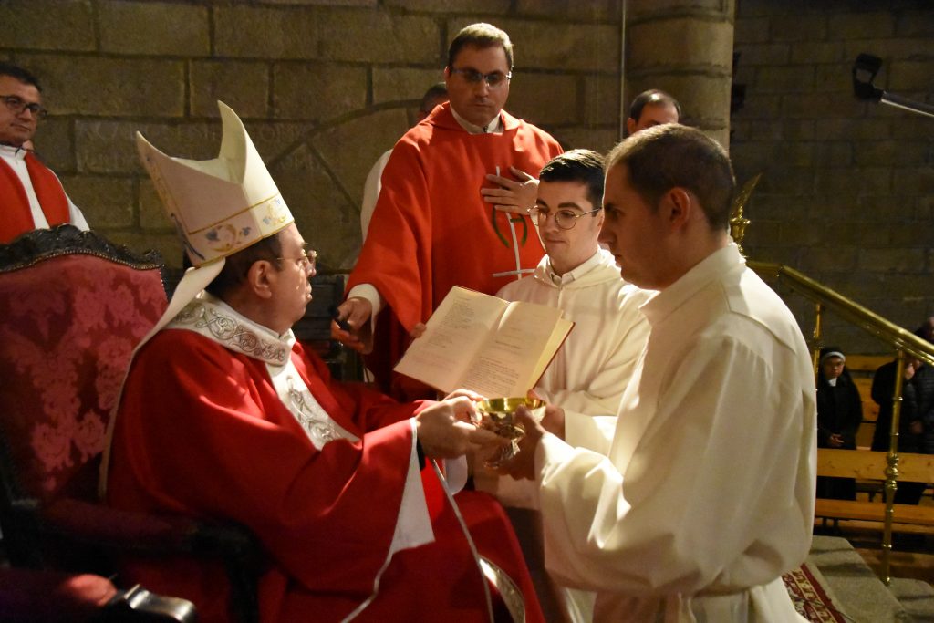 CATÓLICOS EN ÁVILA – El Obispo confiere los ministerios de Acólito y Lector al seminarista Ismael Peña