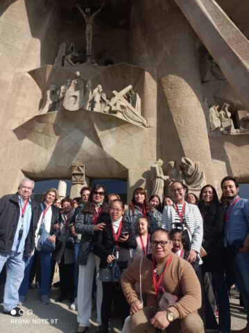 CATÓLICOS EN BARCELONA – Els fidels de Montalegre van visitar la Basílica de la Sagrada Família de Barcelona