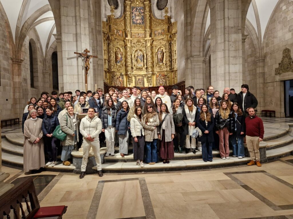 CATÓLICOS EN CANTABRIA – Oración de jóvenes con nuestro Obispo en la Catedral – mes de enero: «Peregrinos de la Esperanza»