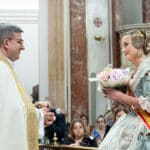 CATÓLICOS EN VALENCIA – Las Falleras Mayores de Valencia visitan la Basílica después de la Exaltación