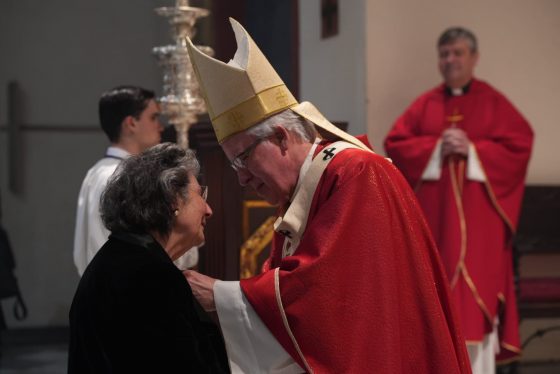 CATÓLICOS EN SEVILLA – Medalla Pro Ecclesia Et Pontífice a Guadalupe Salas, feligresa de la Parroquia San Vicente Mártir “por una vida de servicio entregada a los más necesitados”