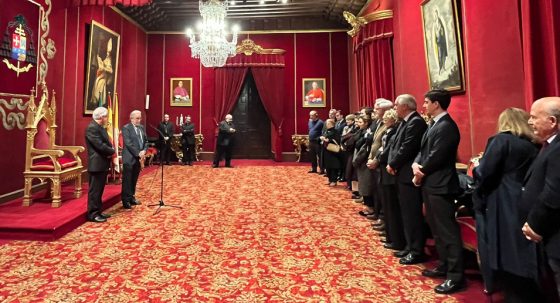 CATÓLICOS EN SEVILLA – El arzobispo de Sevilla entrega la Medalla Pro Ecclesia Hispalense a Juan Bautista, miembro veterano del CDAE