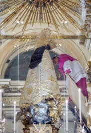 CATÓLICOS EN VALENCIA – Los Obispos auxiliares electos de Valencia ofrecen su ministerio a la Virgen de los Desamparados en su Basílica