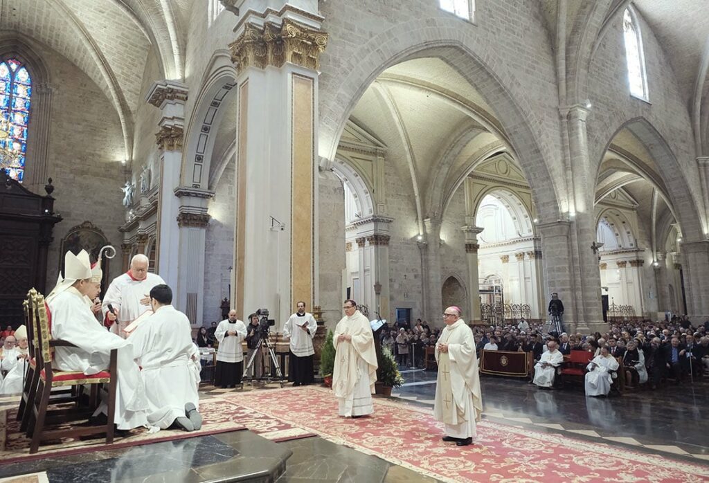 CATÓLICOS EN VALENCIA – El profesor Fernando Ramón recibe la ordenación como obispo auxiliar de Valencia