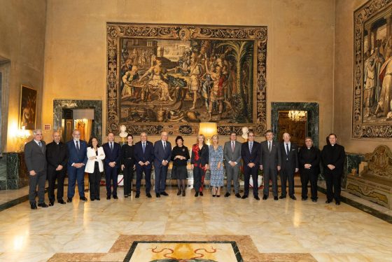 CATÓLICOS EN SEVILLA – La embajadora de España ante la Santa Sede recibe al comité organizador de la Gran Procesión del Jubileo de las Cofradías