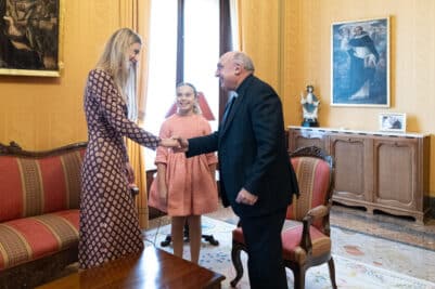 CATÓLICOS EN VALENCIA – Las Falleras Mayores de Valencia visitan al Arzobispo