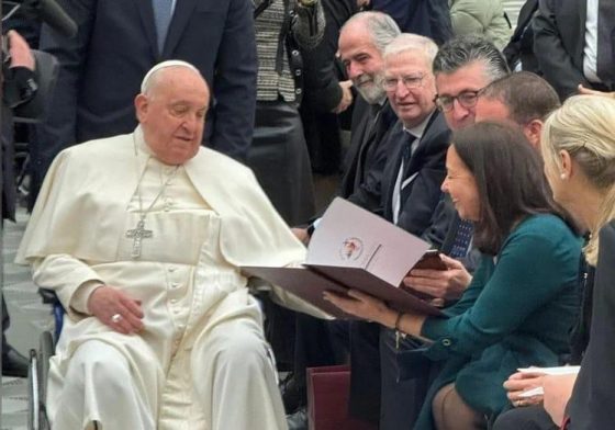 CATÓLICOS EN SEVILLA – El papa Francisco resalta el hermanamiento Málaga-Sevilla para la Gran Procesión de Roma