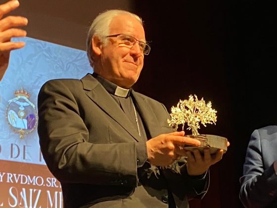 CATÓLICOS EN SEVILLA – La Hermandad de la Redención homenajea al arzobispo de Sevilla con el Olivo de Plata 2025