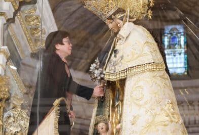 CATÓLICOS EN VALENCIA – Besamanos de la Directora General de la Institución Teresiana, Gregoria Ruiz, a la Virgen de los Desamparados