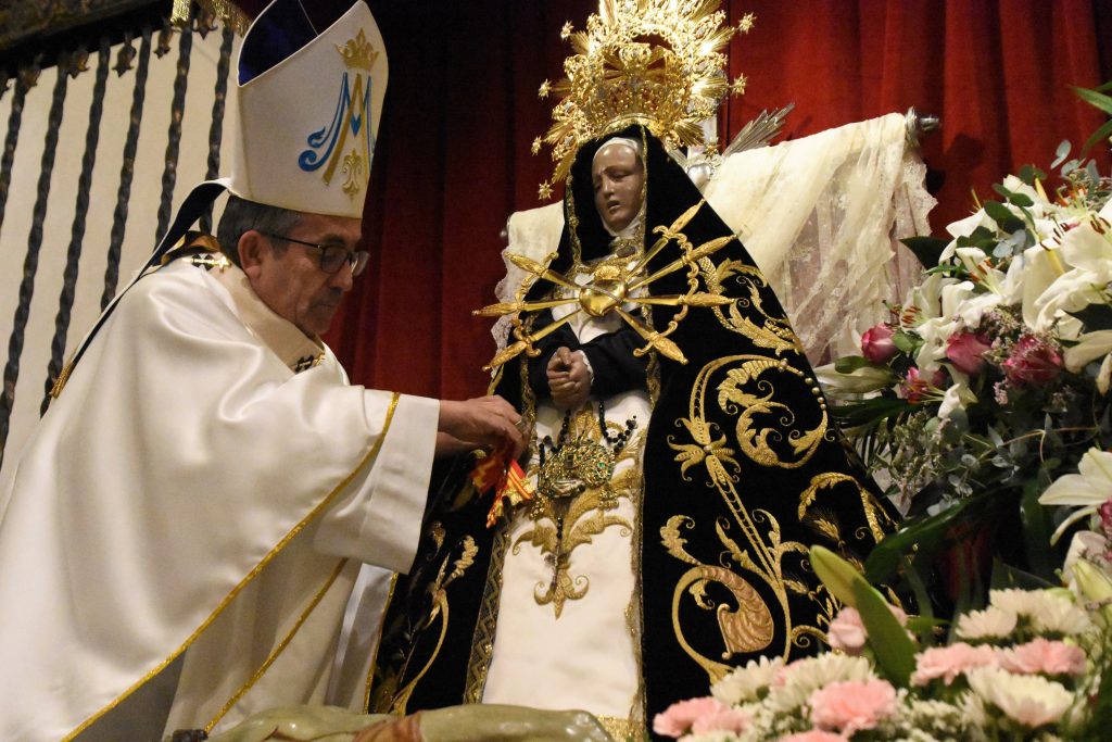 CATÓLICOS EN ÁVILA – La Virgen de las Angustias recibe la medalla de Isabel la Católica