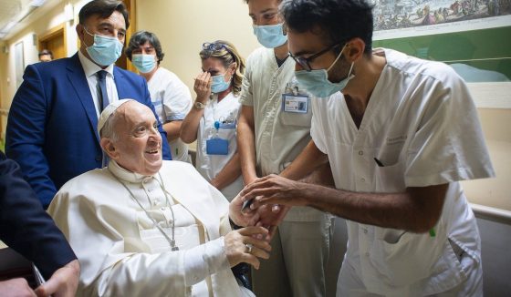 CATÓLICOS EN SEVILLA – Mons. Saiz: «Sigamos rezando con toda la fuerza de nuestra fe por la salud del Santo Padre»