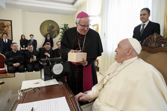 CATÓLICOS EN SEVILLA – Mons. Saiz: «El Papa entiende muy bien la piedad popular, porque la ha vivido»