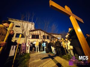 CATÓLICOS EN SALAMANCA – Los jóvenes de la diócesis reparten esperanza en su vía crucis