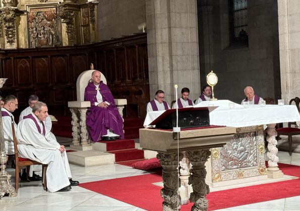 CATÓLICOS EN CANTABRIA – Oración de jóvenes con nuestro Obispo y Vigilia por el Papa Francisco en la catedral de Santander