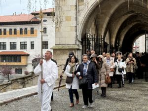 CATÓLICOS EN CANTABRIA – Primera peregrinación arciprestal a la catedral en el Año Jubilar: Peregrinos de Esperanza