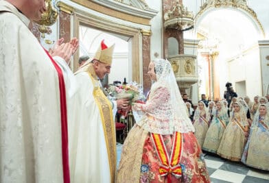 CATÓLICOS EN VALENCIA – El Arzobispo recibe en la Basílica a la Fallera Mayor Infantil de Valencia, Lucía García y a su Corte