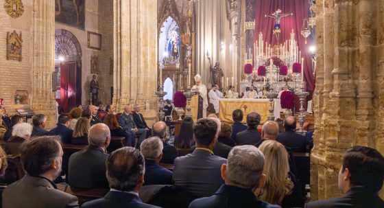 CATÓLICOS EN SEVILLA – Monseñor Saiz: “El Cristo de Santiago nos invita a cargar con humildad nuestra cruz de cada día, no como un fardo pesado, sino como camino hacia la plenitud”