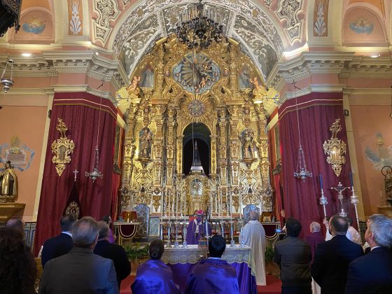CATÓLICOS EN SEVILLA – El arzobispo bendice la restauración del retablo del Santo Cristo de Arahal