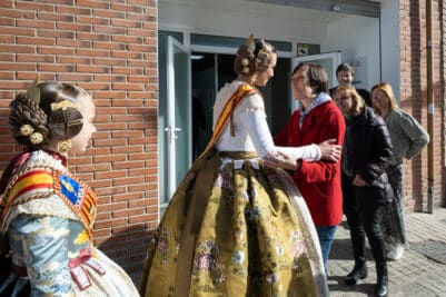 CATÓLICOS EN VALENCIA – Las Falleras Mayores de Valencia visitan el Centro San Esteban de Cáritas Valencia