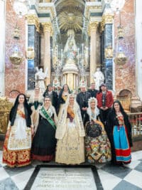 CATÓLICOS EN VALENCIA – La Fallera Mayor de Valencia, recibida por el Arzobispo en la Basílica de la Virgen tras finalizar la Ofrenda 