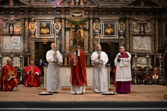 CATÓLICOS EN SEVILLA – Monseñor Saiz Meneses: «El camino del cristiano es siempre el camino de la cruz, un camino que salva»