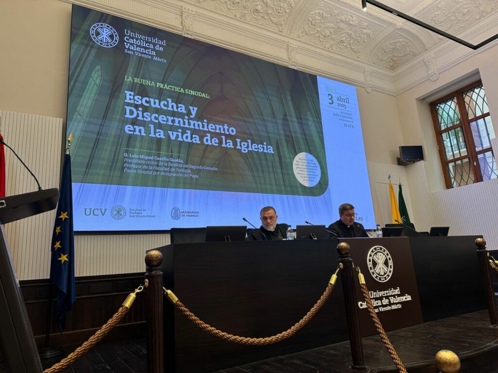 CATÓLICOS EN VALENCIA – Luis Miguel Castillo presenta el libro que regaló el Papa a los participantes en el último Sínodo