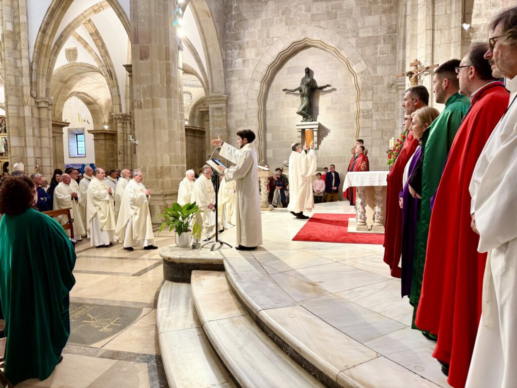 CATÓLICOS EN CANTABRIA – Celebración de la Cena del Señor: Pórtico del Triduo Pascual y símbolo del amor hasta el extremo