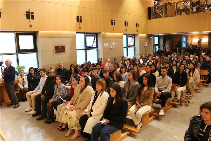 CATÓLICOS EN LA CORUÑA – Confirmaciones en la Parroquia de San Francisco Javier (Primera vez que nuestro Párroco D. Severino impartió el Sacramento como Vicario Episcopal Territorial)