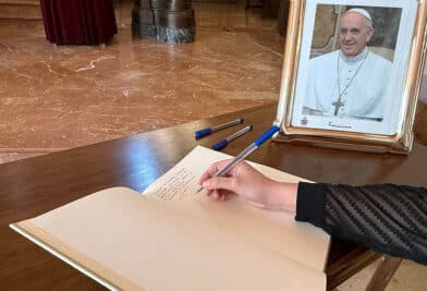 CATÓLICOS EN VALENCIA – El Arzobispado de Valencia abre el libro de condolencias por el Papa Francisco