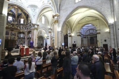 CATÓLICOS EN VALENCIA – Monseñor Benavent preside los Oficios del Viernes Santo en la Catedral