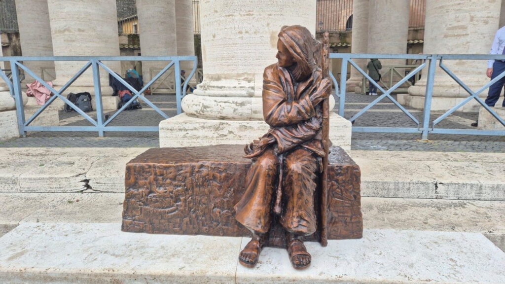 CATÓLICOS DE LUGO – La escultura «Be Welcoming» también en Roma