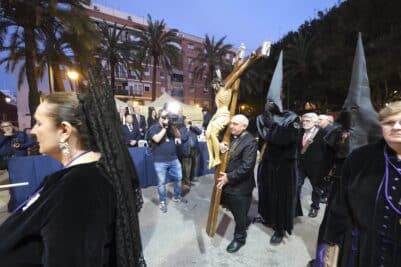 CATÓLICOS EN VALENCIA – Procesión general del Santo Entierro de la Semana Santa Marinera de Valencia, presidida por el Arzobispo