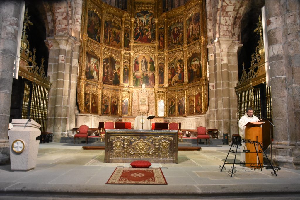 CATÓLICOS EN ÁVILA – “No basta con cargar con la cruz: la novedad cristiana es asumirla como Cristo»